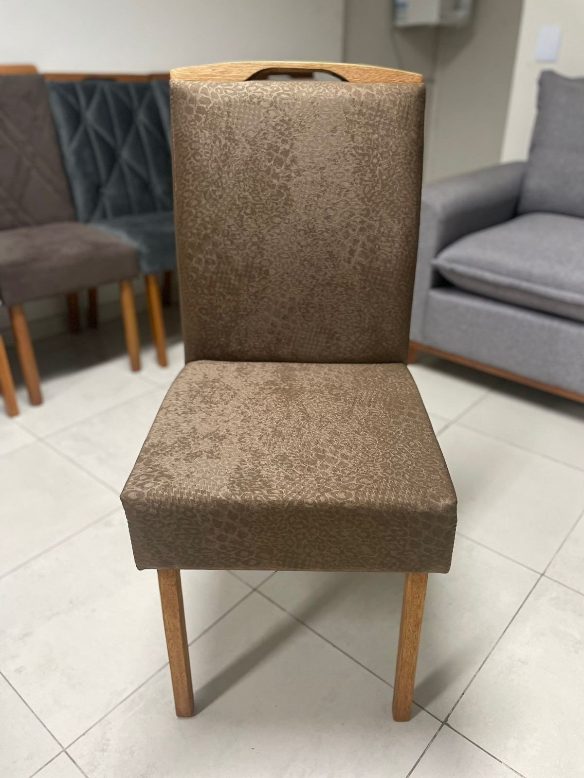 Mesa Salinas/Helô/Los Angeles 120 Cinamomo/Off White com 4 Cadeiras Priscila Veludo Marrom 1011 – CEL MÓVEIS + CARVALH - Imagem 2