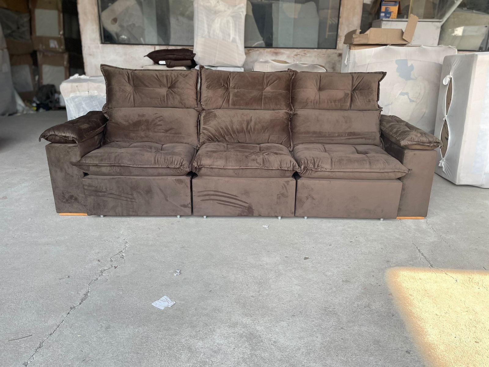 Sofá Retrátil e Reclinável Imperial 2,75 m Veludo Jolie Marrom 05 – IMPERIAL DECOR - Imagem 5