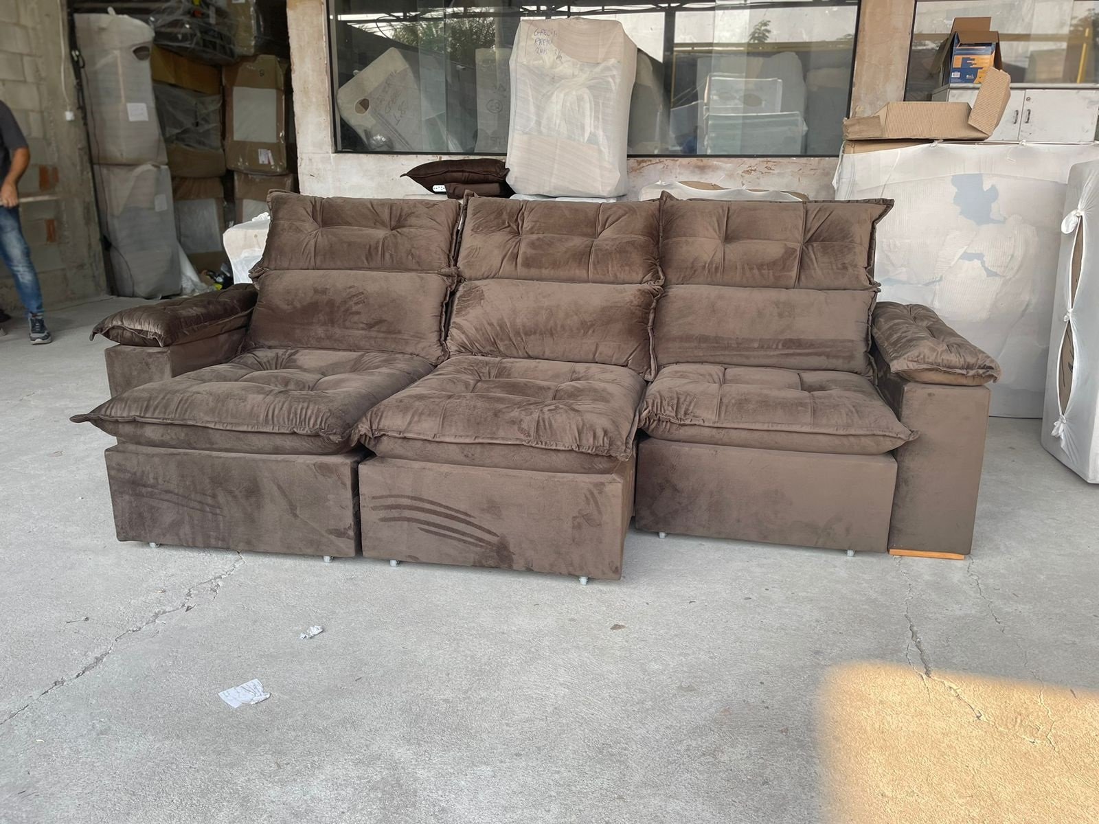 Sofá Retrátil e Reclinável Imperial 2,75 m Veludo Jolie Marrom 05 – IMPERIAL DECOR - Imagem 3