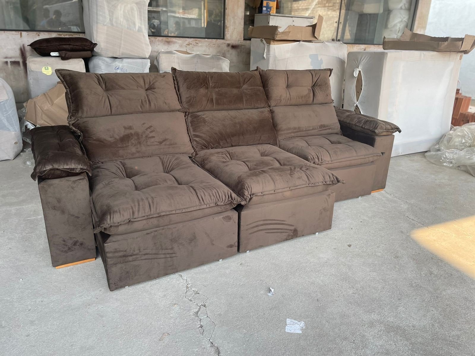 Sofá Retrátil e Reclinável Imperial 2,75 m Veludo Jolie Marrom 05 – IMPERIAL DECOR - Imagem 4