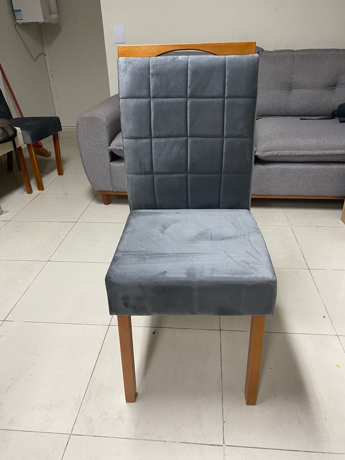 Kit 2 Cadeiras Roma Mel/Veludo Grafite – OURO DECOR - Imagem 2