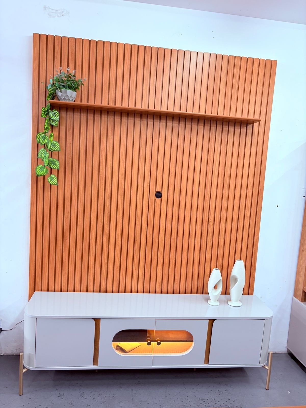 Painel até 75″ Arbo 1.9 Cedro + Rack Juquehy Off White/Naturale – EDN MÓVEIS + BECHARA - Imagem 2