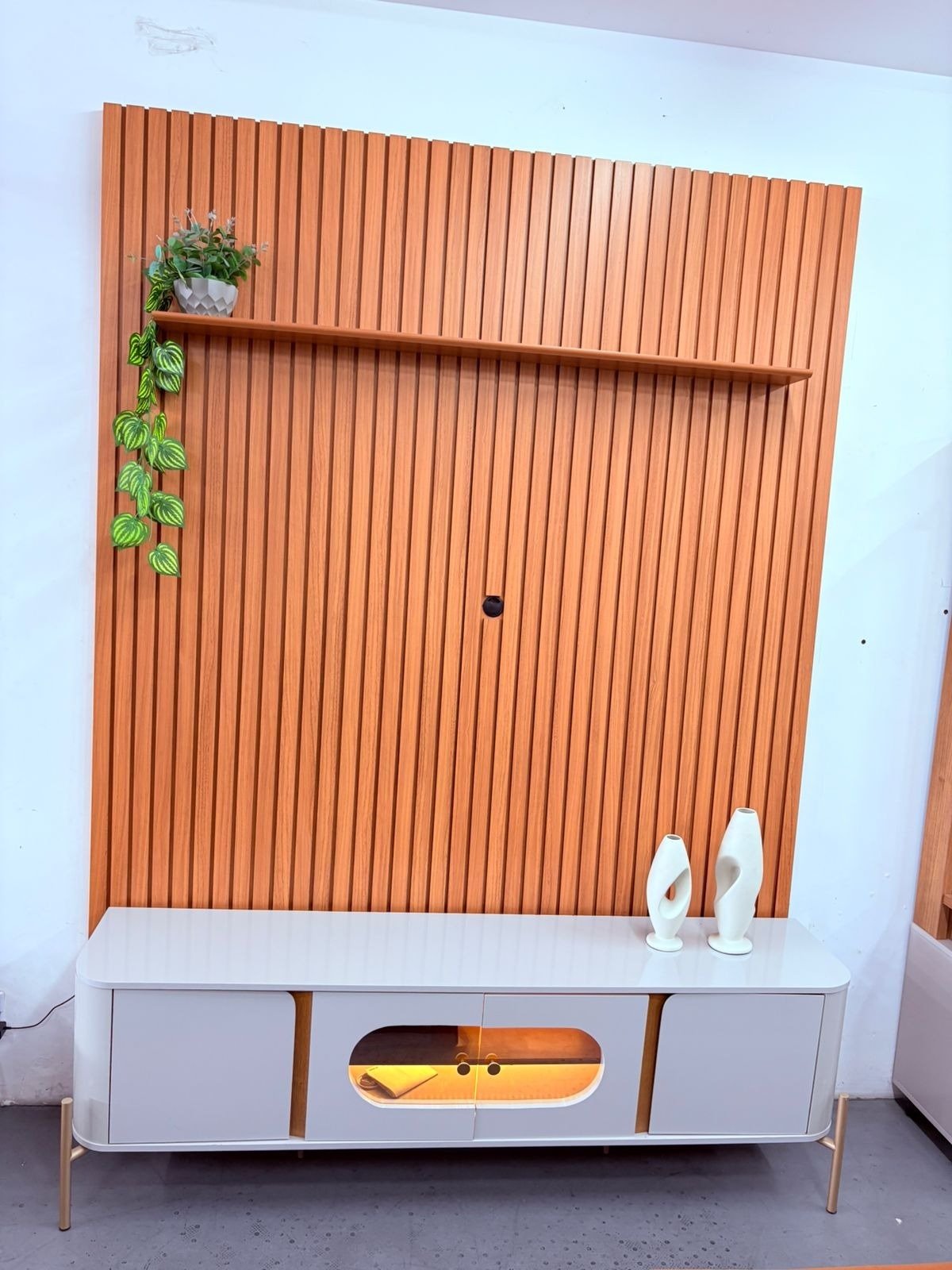 Painel até 75″ Arbo 1.9 Cedro + Rack Juquehy Off White/Naturale – EDN MÓVEIS + BECHARA - Imagem 2