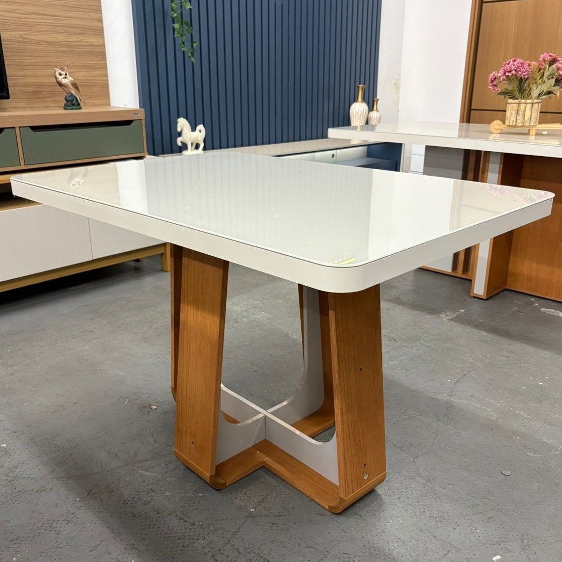 Mesa Sintonia (Tampo Maxi) 120 Amêndoa Clean/Off White com 4 Cadeiras Sophia Linho Bege 200 – LOPAS + WM DECOR - Imagem 3