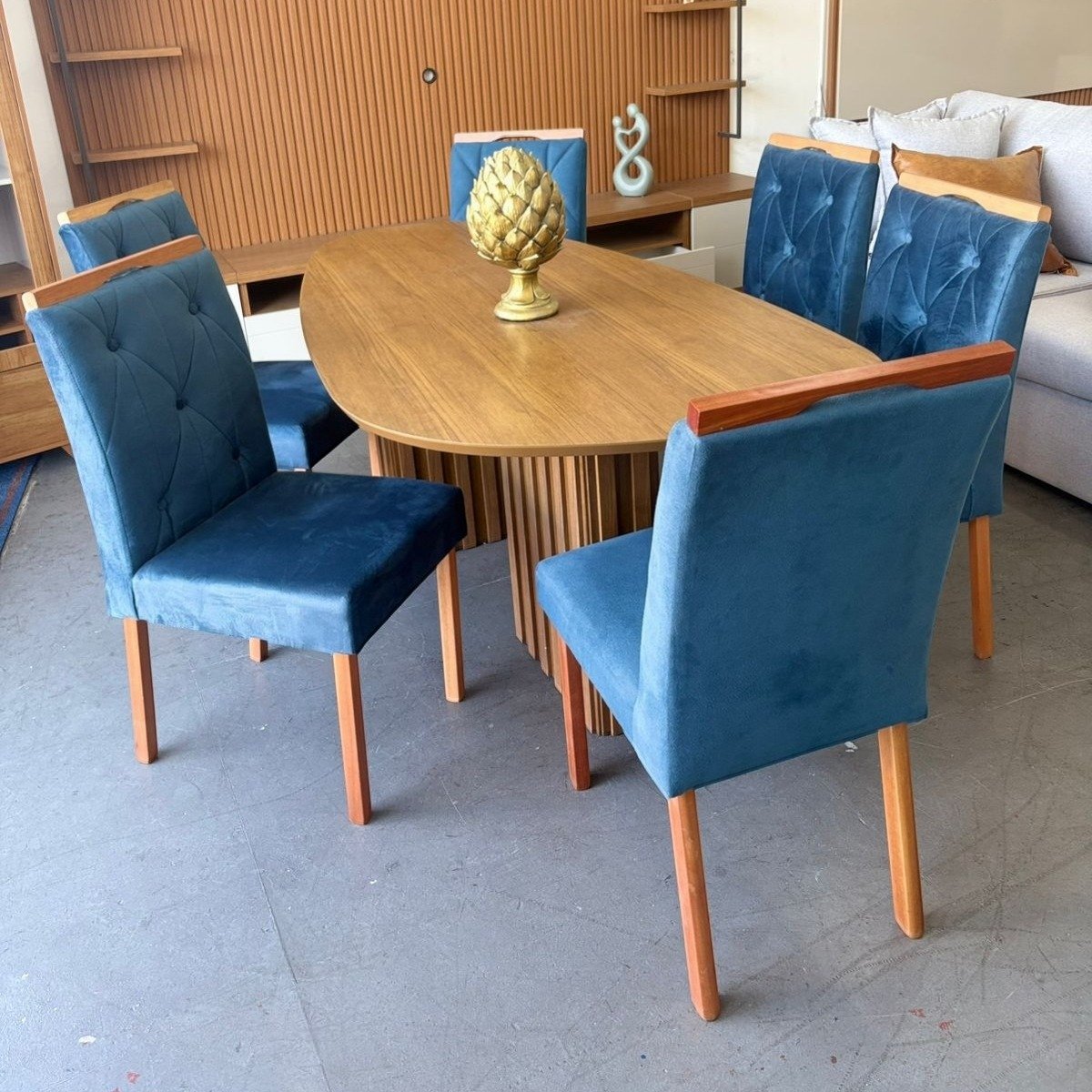 Mesa Isis 180 Freijó com 6 Cadeiras Yasmim Veludo Azul – LEIFER + KM DECOR - Imagem 2