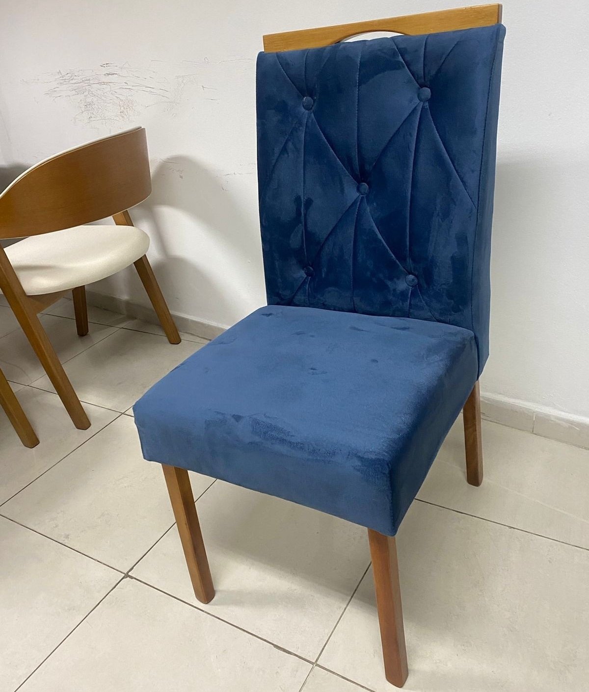 Mesa Isis 180 Freijó com 6 Cadeiras Yasmim Veludo Azul – LEIFER + KM DECOR - Imagem 3