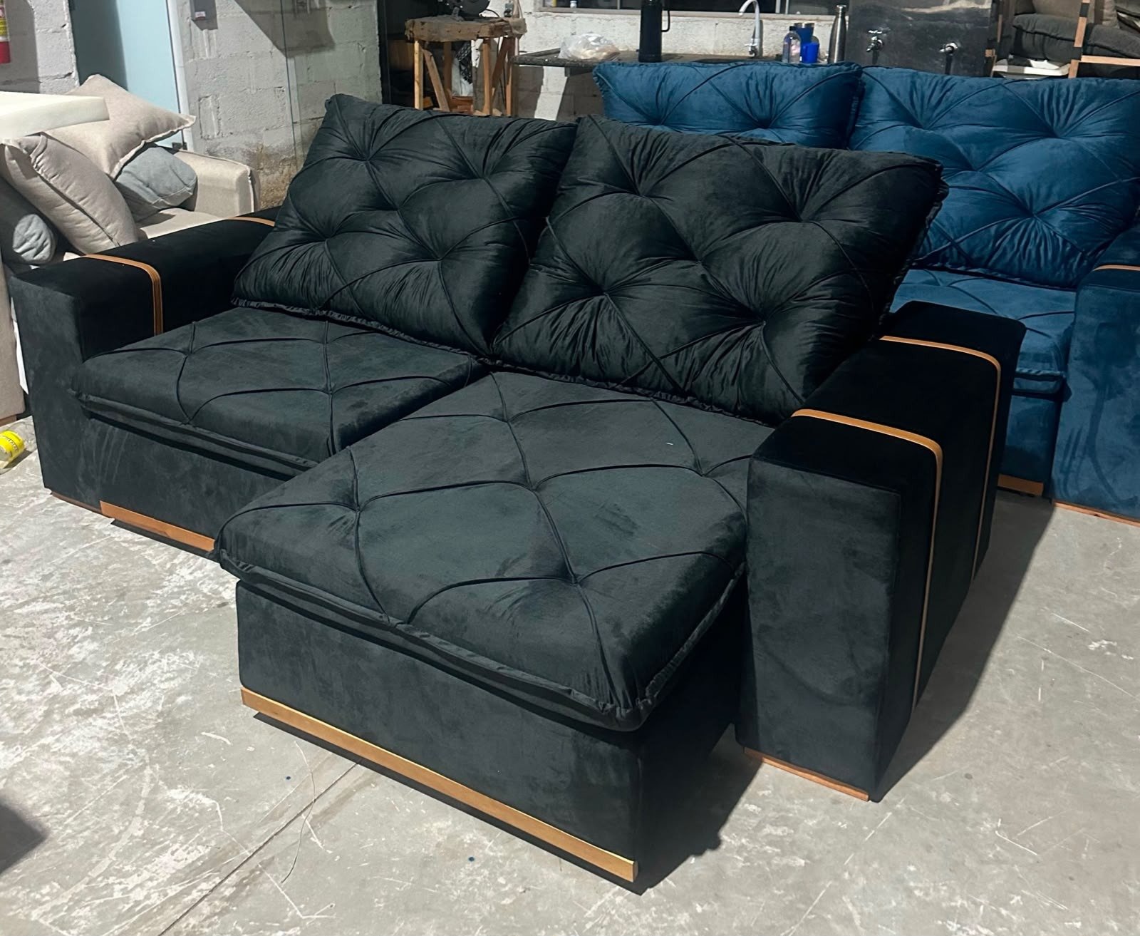 Sofá Retrátil e Reclinável MJ126/Gran Bello 2,20 m Veludo Preto 1003 - MAJESTOSO ESTOFADOS - Imagem 2