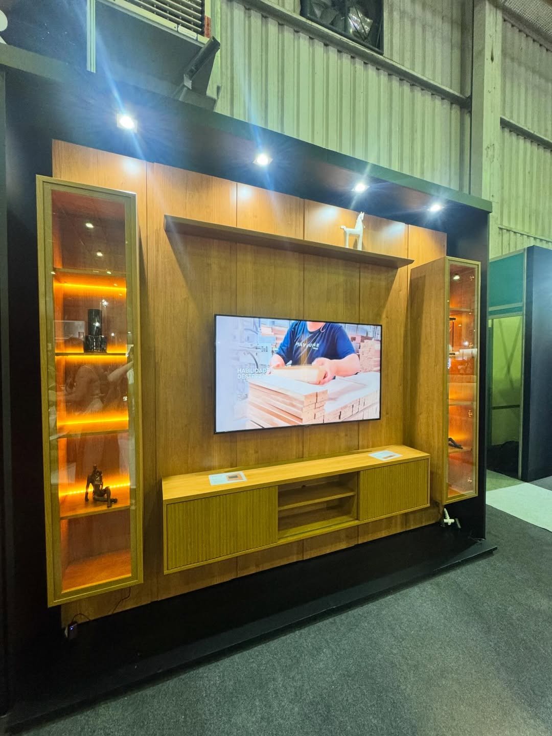 Painel até 75″ Dominus 2,79 m Naturale + Rack Dominus Naturale + Duas Cristaleiras Dominus Naturale – MAVAULAR - Imagem 2